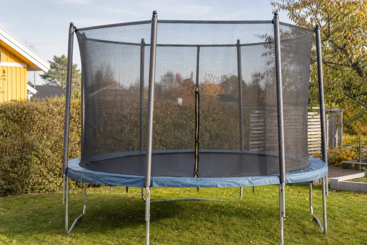 Spänt skyddsnät med stängd öppning på studsmatta