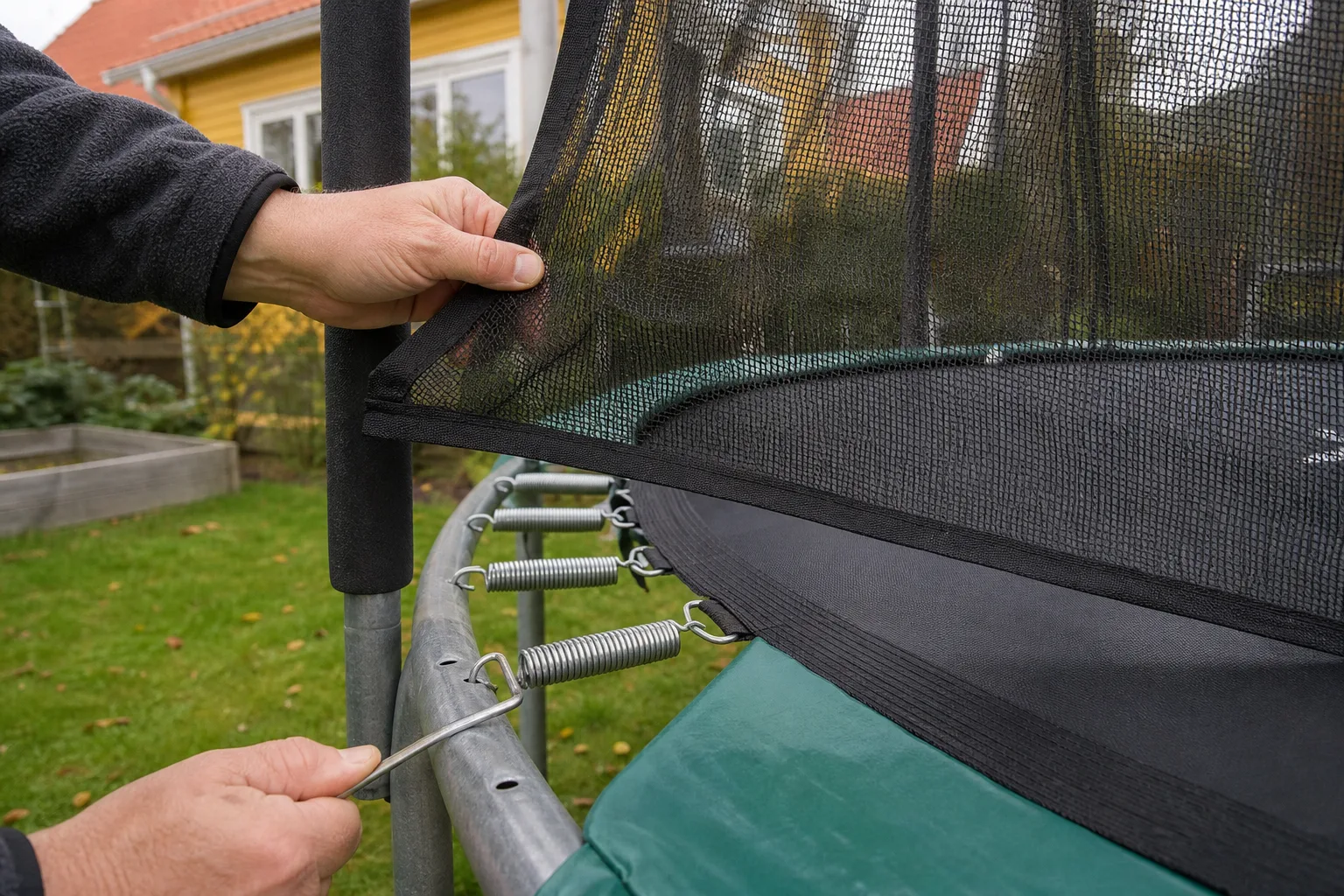 Två olika nätinfästningar på stolpar vid en studsmatta