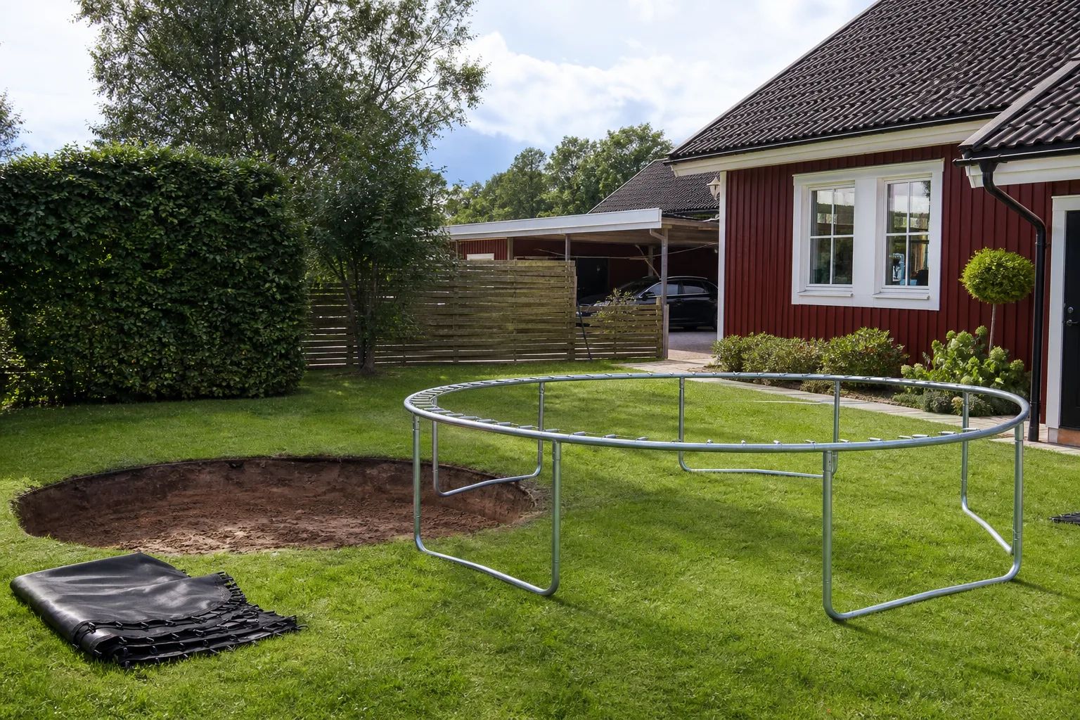 Två markerade konturer i gräsmattan inför grävning för en studsmatta