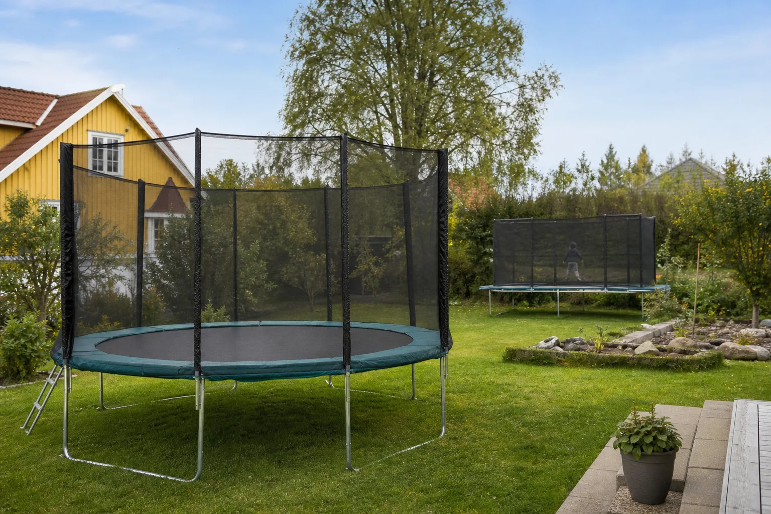 Måttband och markerade runda och rektangulära konturer på en gräsmatta
