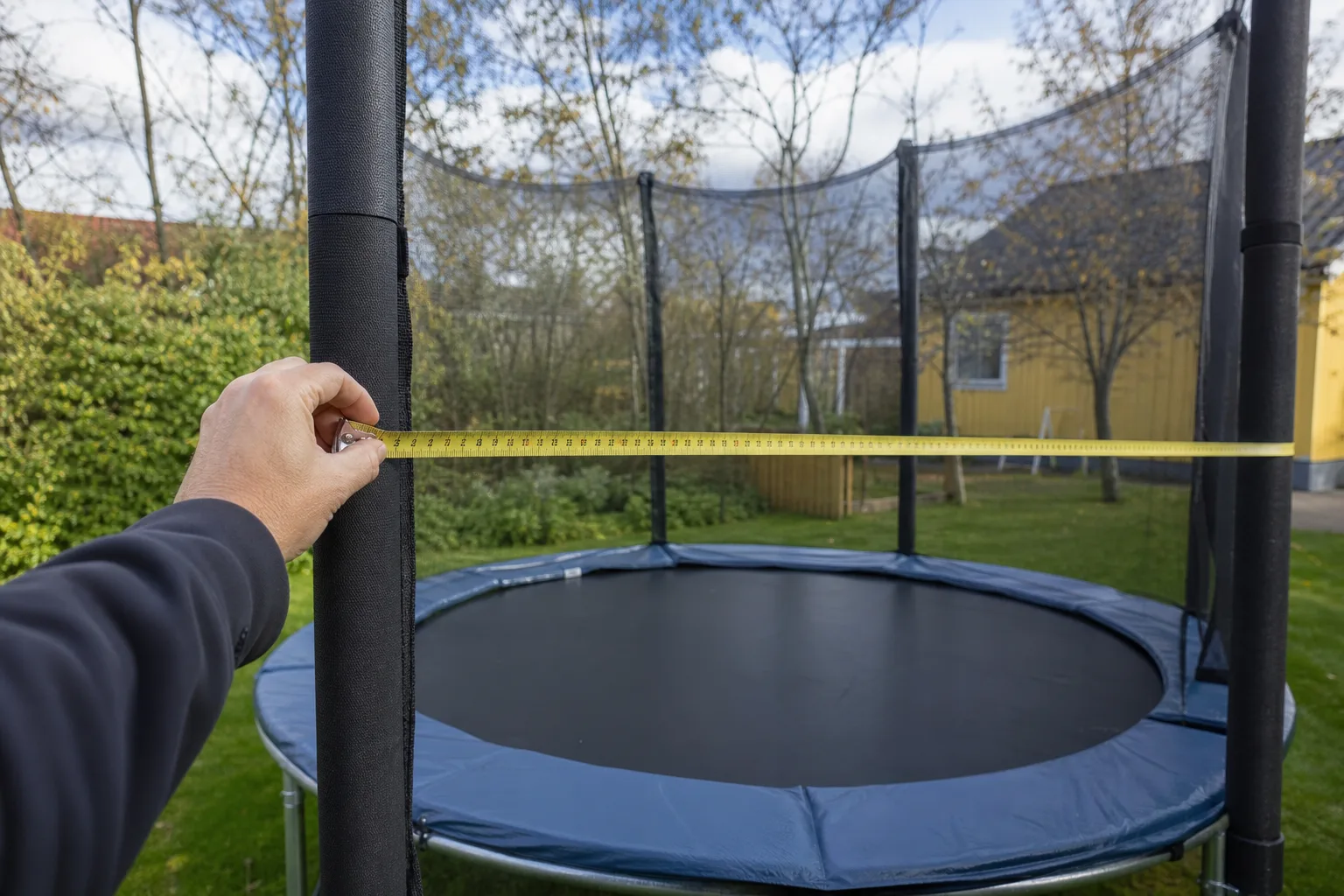 Avstånd mellan nätstolpar mäts på en studsmatta