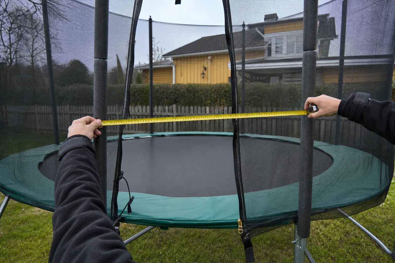 Nätöppning mäts mellan stolpar på en studsmatta